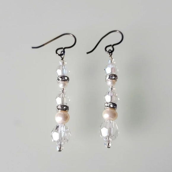 Jewelry - Feminine sparkly drop earrings
